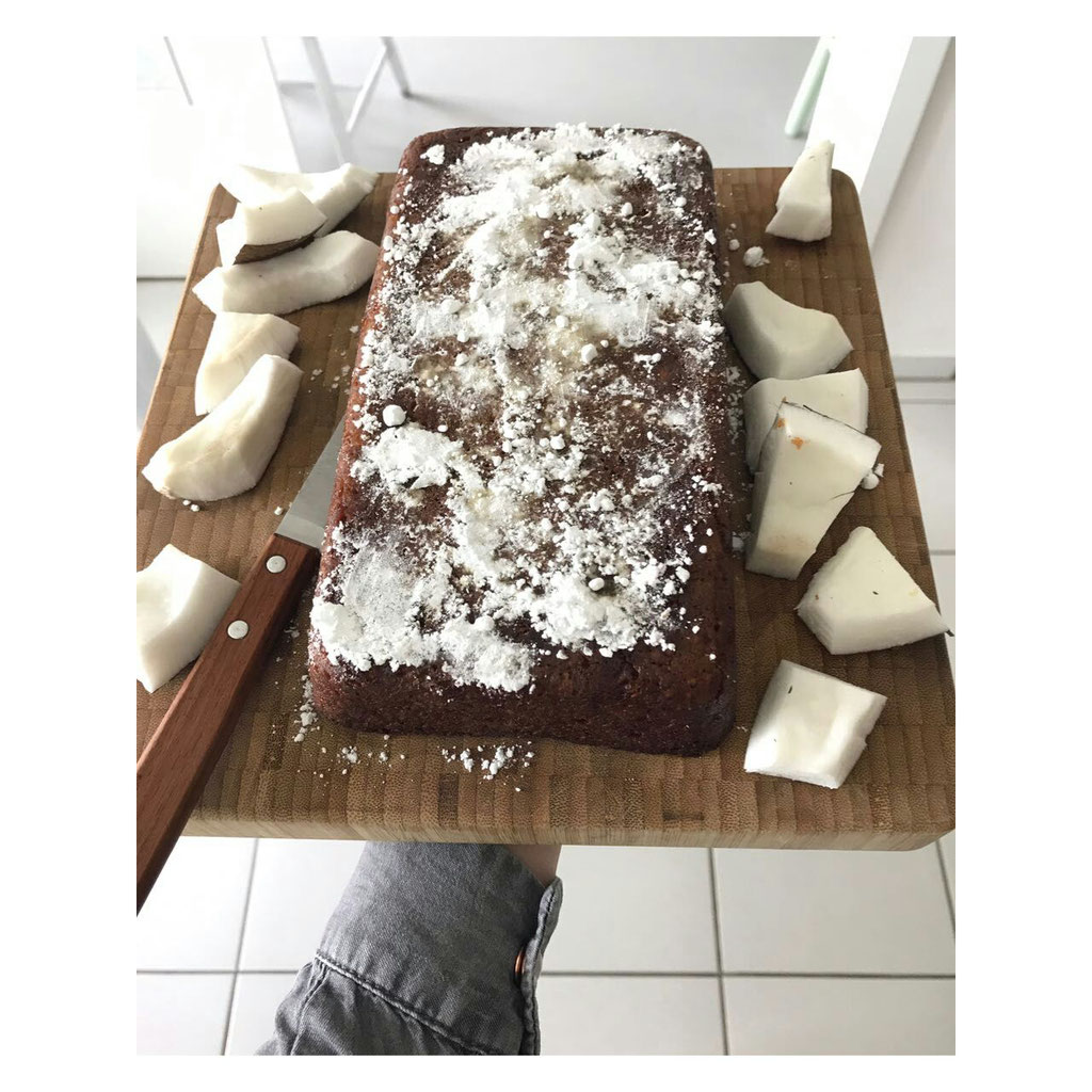 Das Bananenbrot mit Kokosstreifen dekoriert. Ich habe diesmal gemahlene Mandeln genommen und weniger Mehl - das war noch besser !
