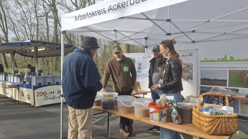 Besucher, Landwirte und Mitarbeiter der RheinEnergie beim Samenquiz