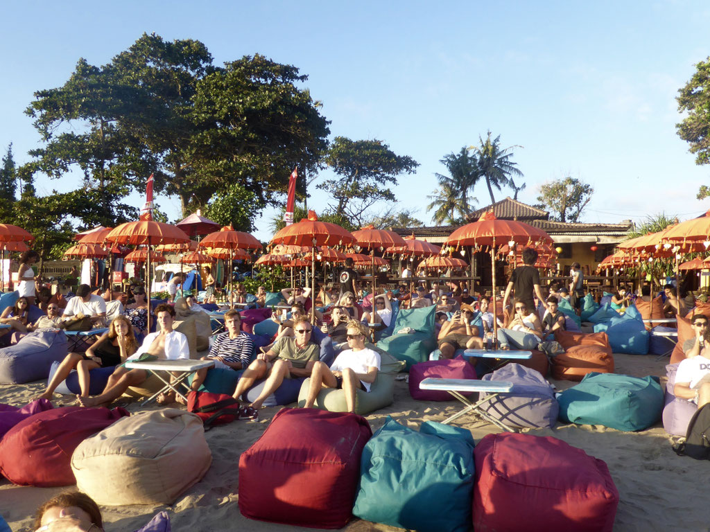 Bild: Restaurants am Strand von Seminyak auf Bali die zum Chillen einladen