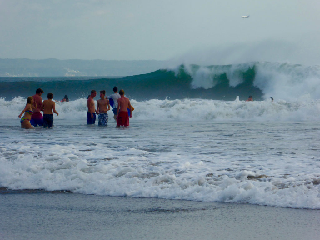 Bild: Wasservergnügen am Strand von Seminyak bei hohen Surferwellen