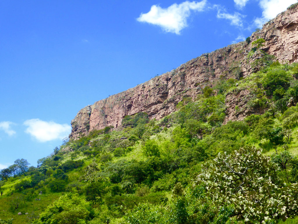 Bild: Felsformation bei der Fahrt durch das Valley of Thousand Hills