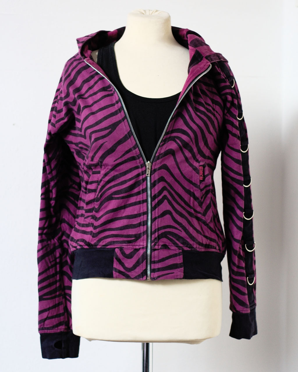 Flohmarkt: Pullis und Jacken - Poizen Industries Wendejacke lila Zebra - Zebraspider DIY Anti-Fashion Blog