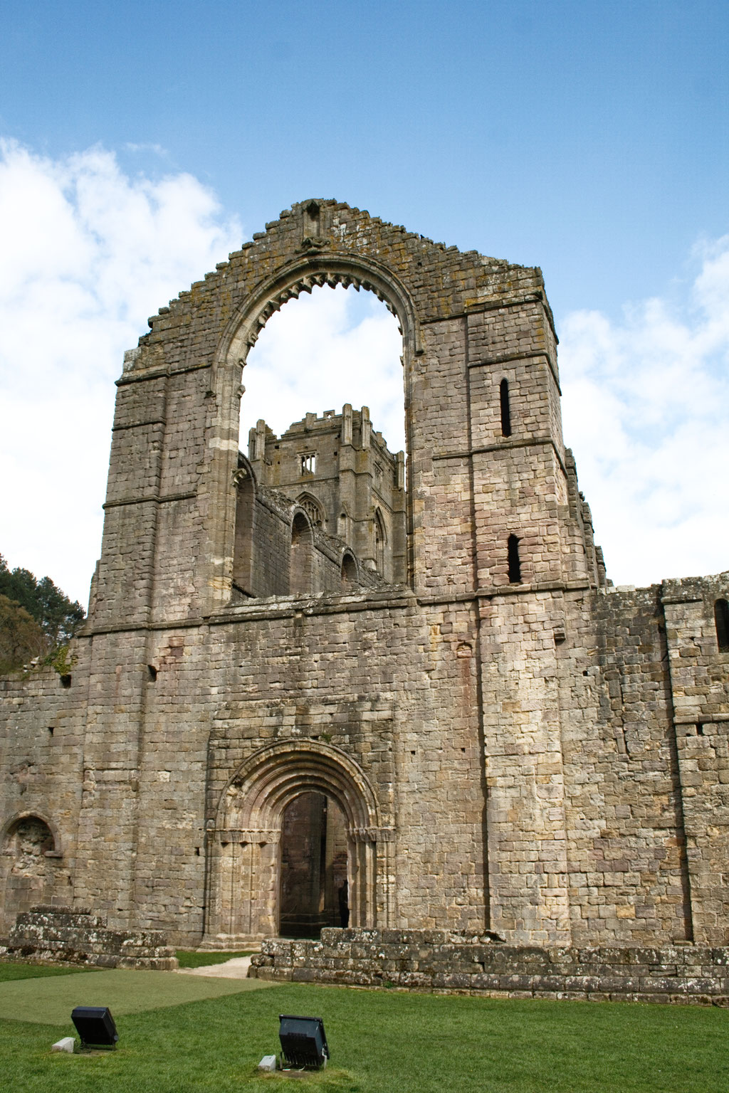 Die Ruinen der Fountains Abbey - Eingang Kirche - Zebraspider DIY Anti-Fashion Blog