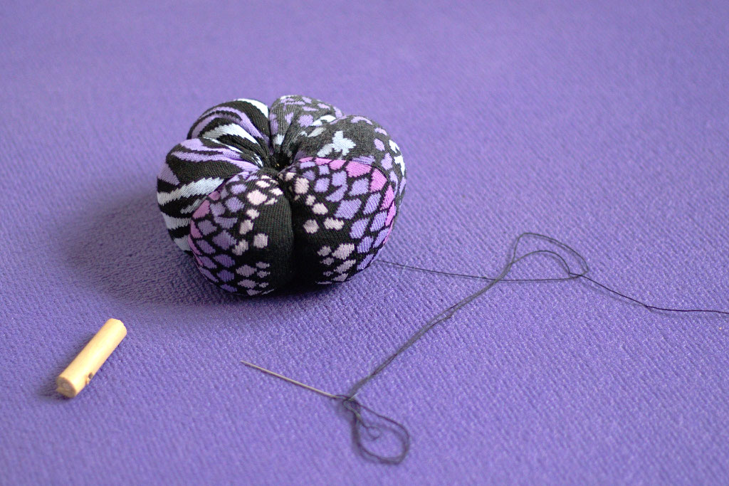 Sock Pumpkins in a different way - use thread for grooves - Zebraspider Eco Anti-Fashion