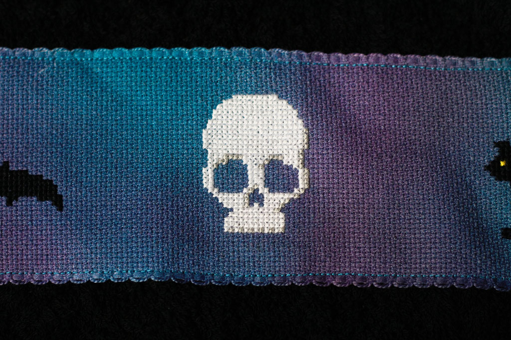 Halloween DIYs Part 2 - Spooky Cross-stitch Towel Skull - Zebraspider Eco Anti-Fashion