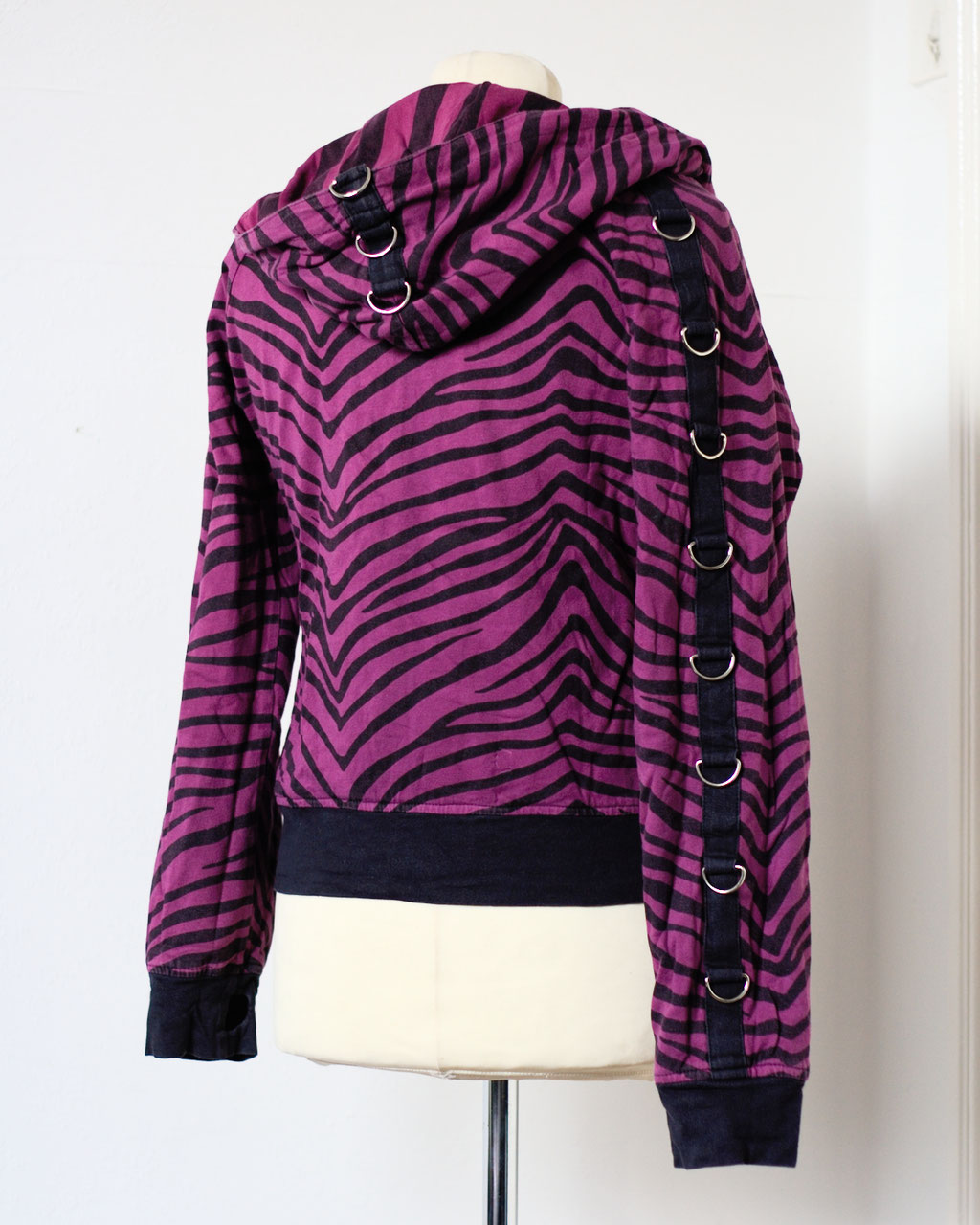 Flohmarkt: Pullis und Jacken - Poizen Industries Wendejacke lila Zebra - Zebraspider DIY Anti-Fashion Blog