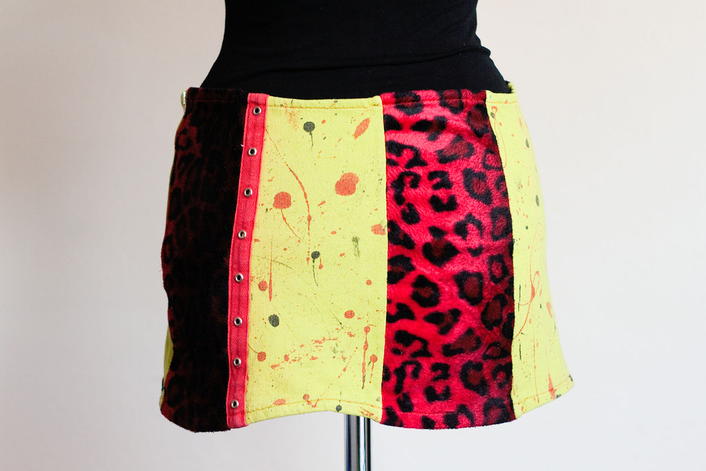 Flohmarkt: Röcke und Leggings - Punk Mini Leopard rot mit grün - Zebraspider DIY Anti-Fashion Blog