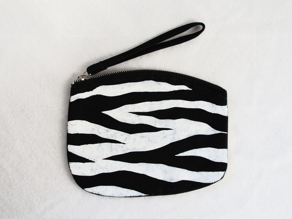 New stencil print zipper pouches - zebra pattern black and white - Zebraspider DIY Anti-Fashion Blog
