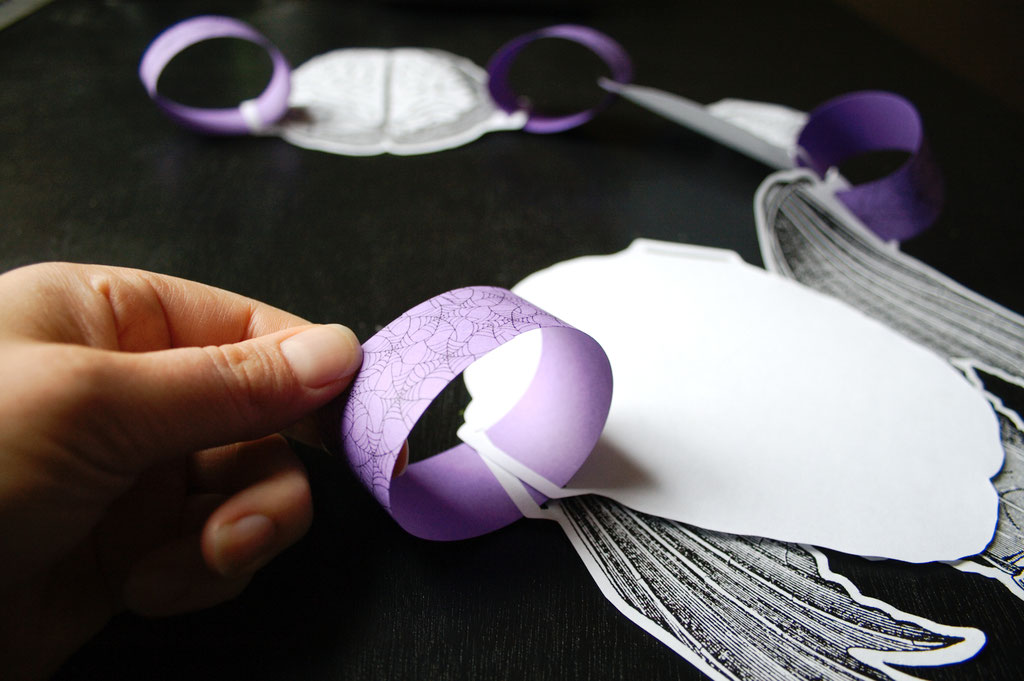 Halloween DIYs Part 2 - paper garland assembly - Zebraspider Eco Anti-Fashion