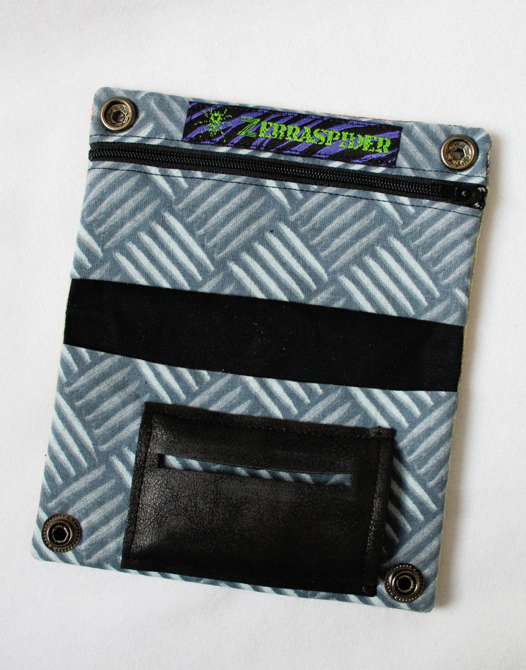 Tabak in Metall-Stoff-Hülle - Tabaktasche innen - Zebraspider DIY Anti-Fashion Blog