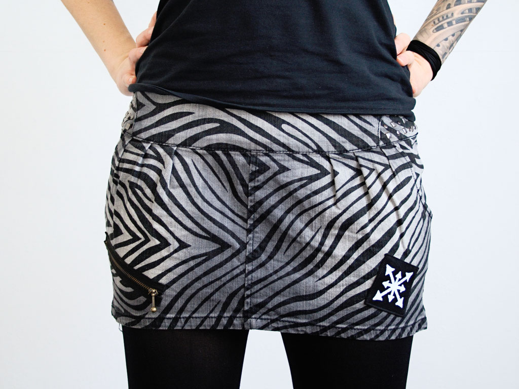 5 Unusual things that look better with patches - extra pocket zebra demin skirt back - Zebraspider Eco Anti-Fashion Blog