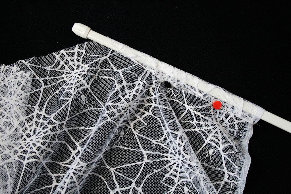 Coole Klamotten auch für die Fenster - Spinnennetz stecken - Zebraspider DIY Anti-Fashion Blog
