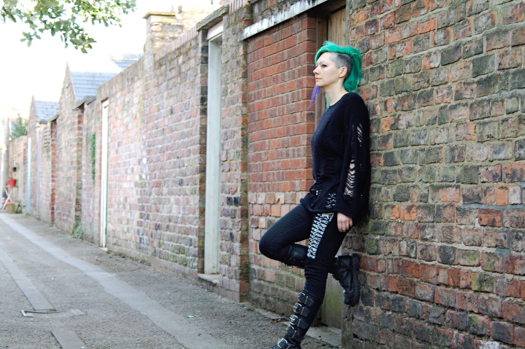 Outfit with altered second-hand pieces - everyday goth look - Zebraspider Eco Anti-Fashion Blog