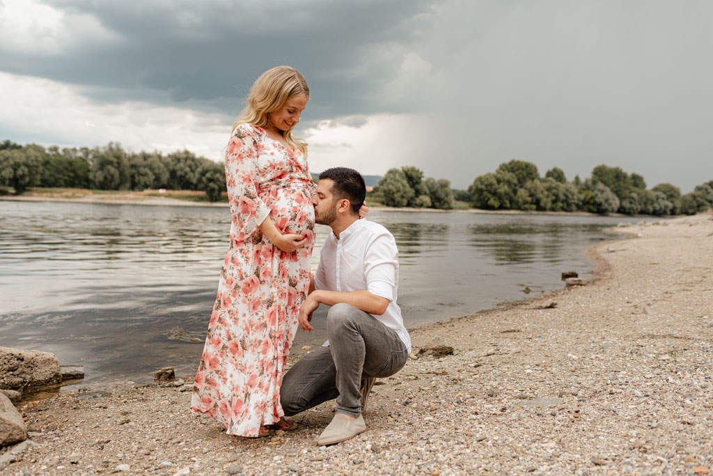 Babybauchshooting an der Donau