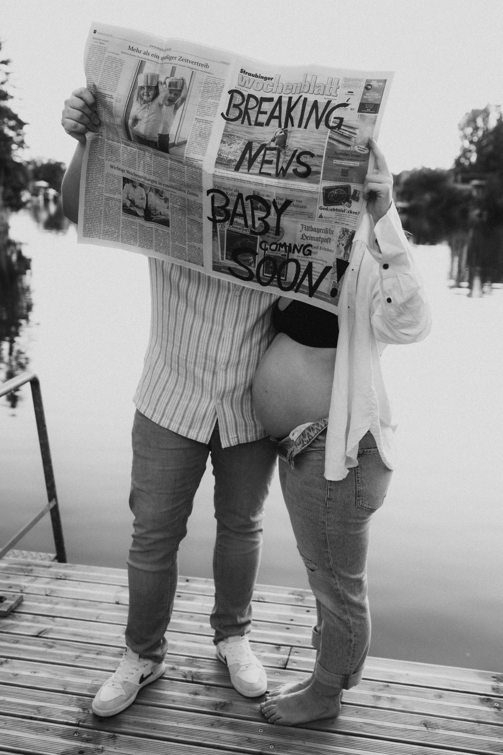 Zeitungsfoto mit Baby, modern schwarz-weiß