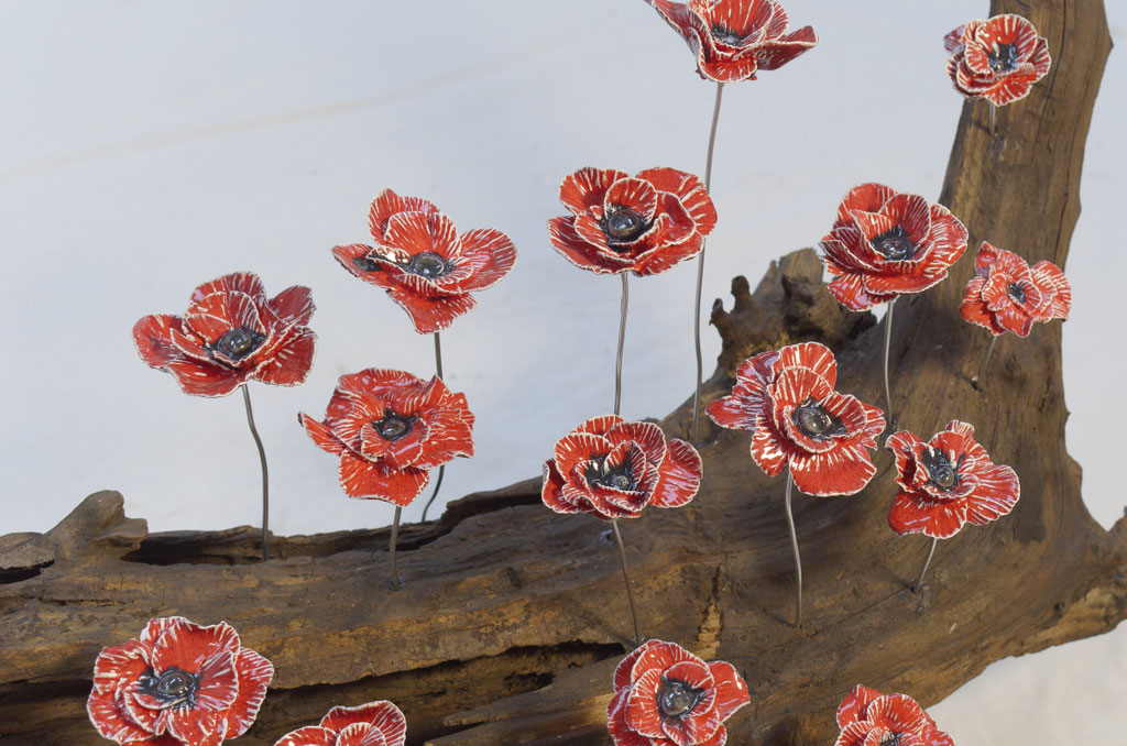 Marie_Rose_alonso_Hortus Sevillanus_Pétalos de Fuego _2026_Porcelaine, bois, tiges métalliques_66×43 cm_300€