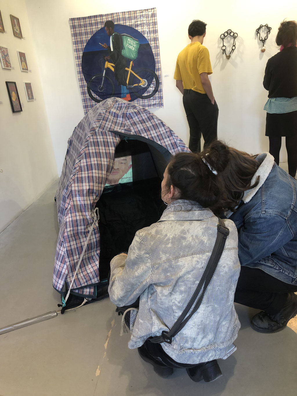 Installation  Dans la peau de l’autre  Tente  en sac tati_projection vidéo _2023 _12.070€