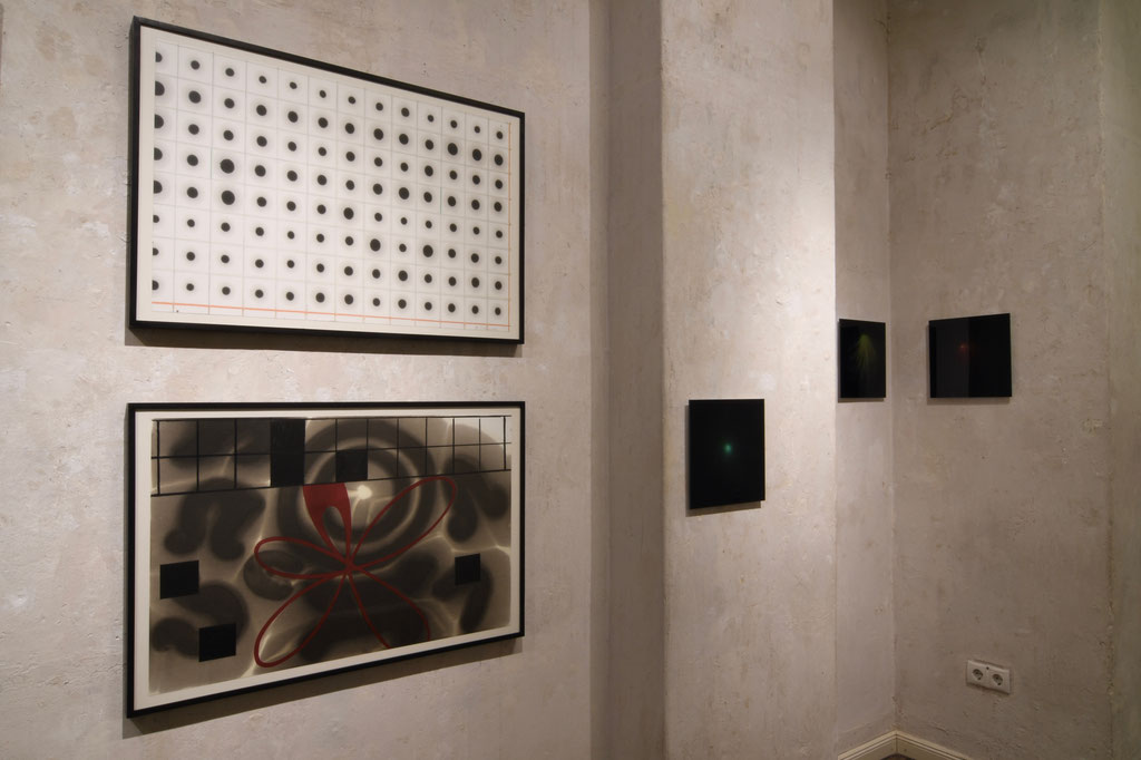 Ausstellungsansicht punctum complex, links Jochen Stenschke / raster memory, rechts Kira Keune / Self Portrait 2.0 ©Jochen Stenschke