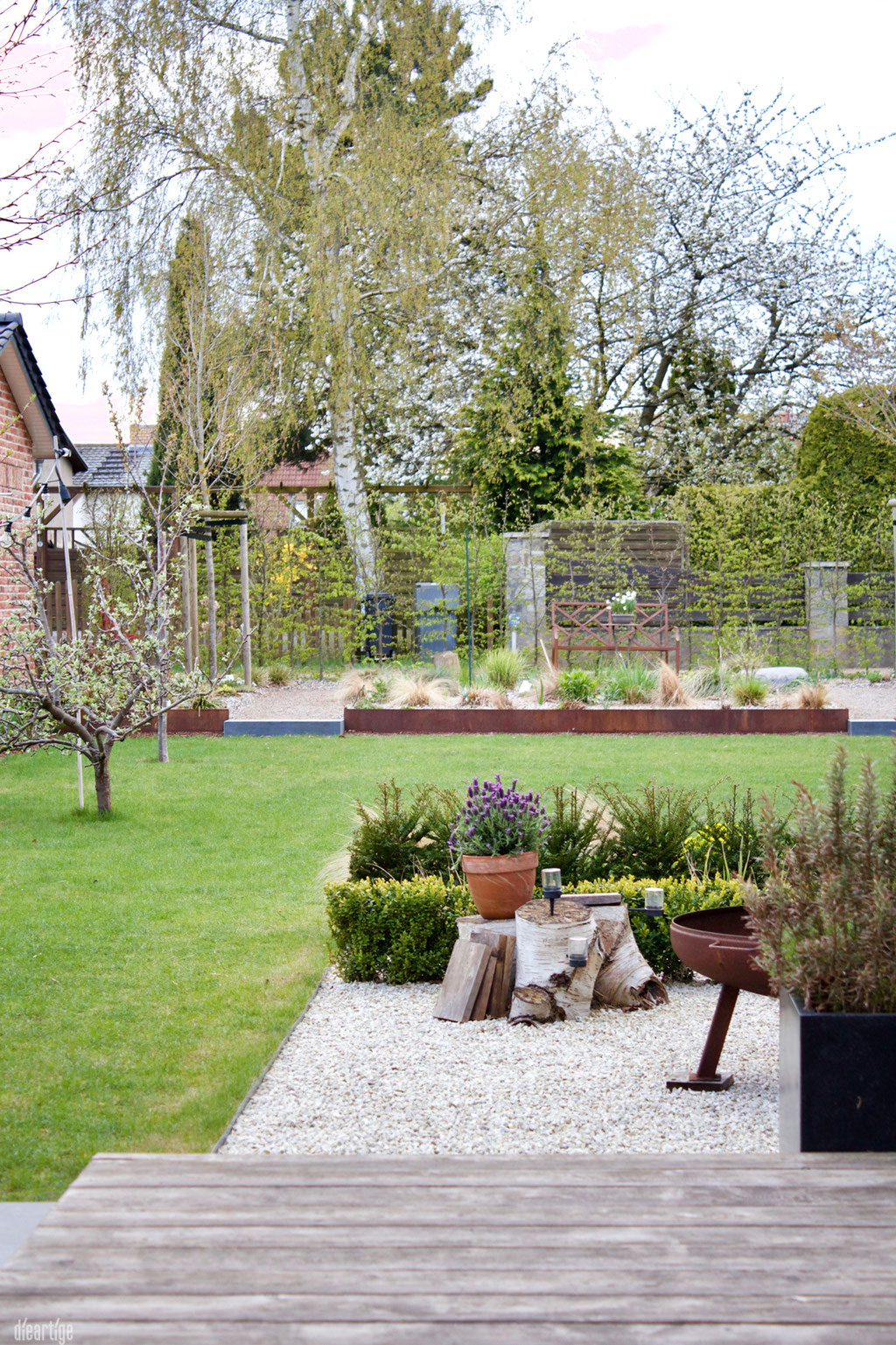 dieartigeGARTEN - Holzterrasse, Kiesterrasse, Hecken, Steppengarten