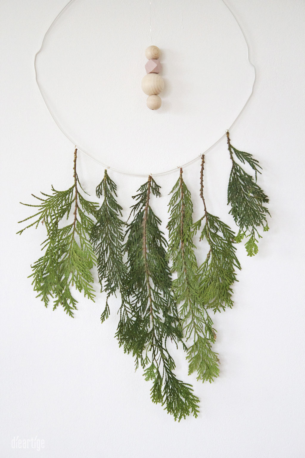 dieartigeBLOG - Mit Thuja, Kleiderbügel + Holzperlen einen winterlichen Traumfänger basteln, Dekoidee, Weihnachten, Advent, Winter