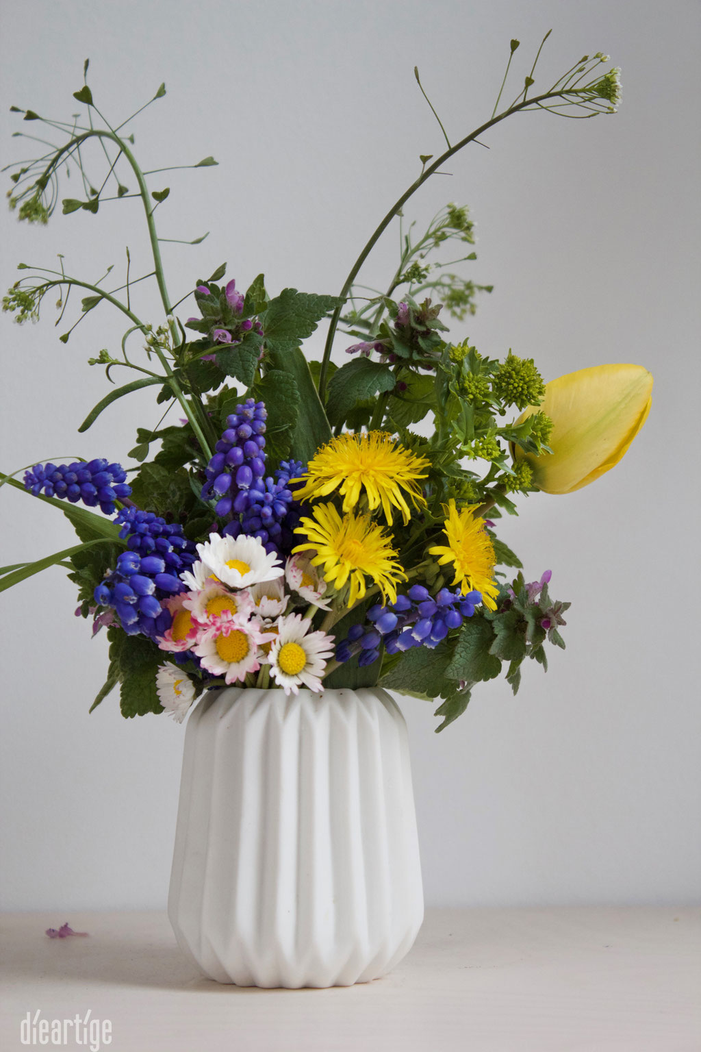 dieartigeBLOG - Wiesenblumen, Frühlingsblumen in weißer Keramikvase, Blumen vom Wegesrand