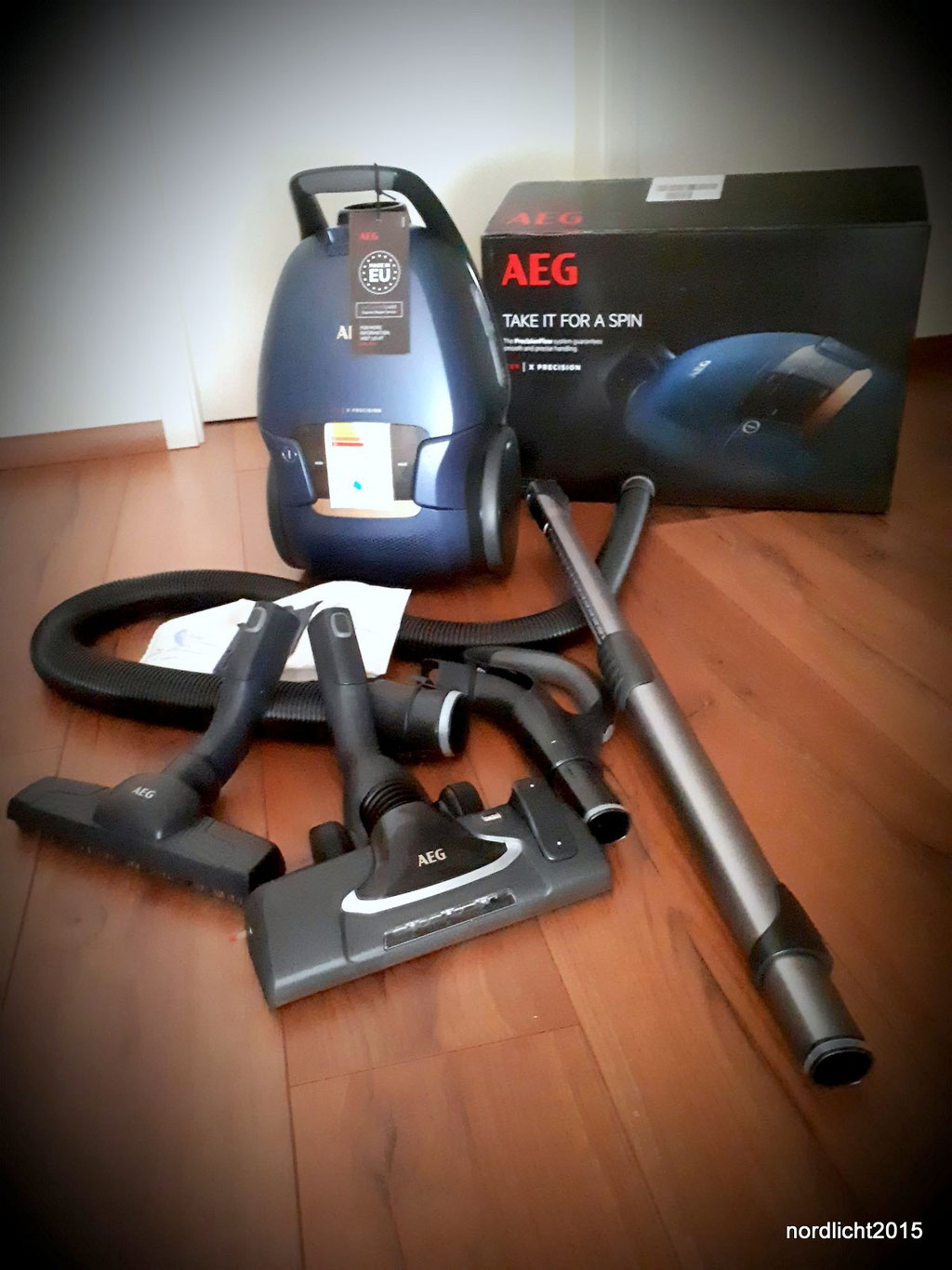 Der neue BODENSTAUBSAUGER VX9 von AEG mit Zubehör