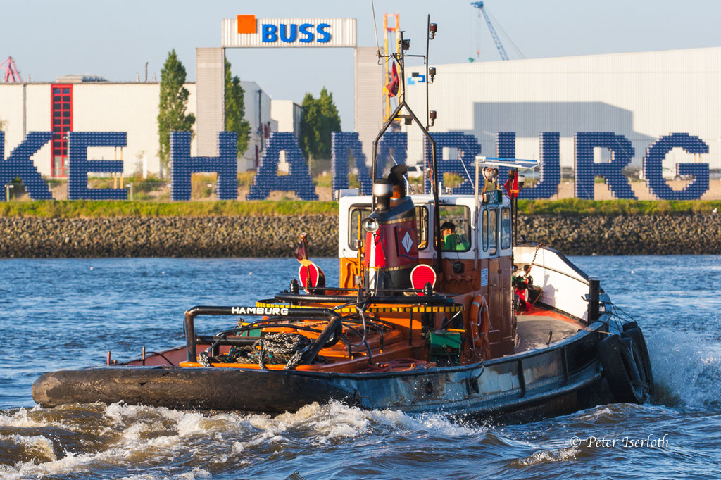 Schlepper unterwegs im Hamburger Hafen, Deutschland