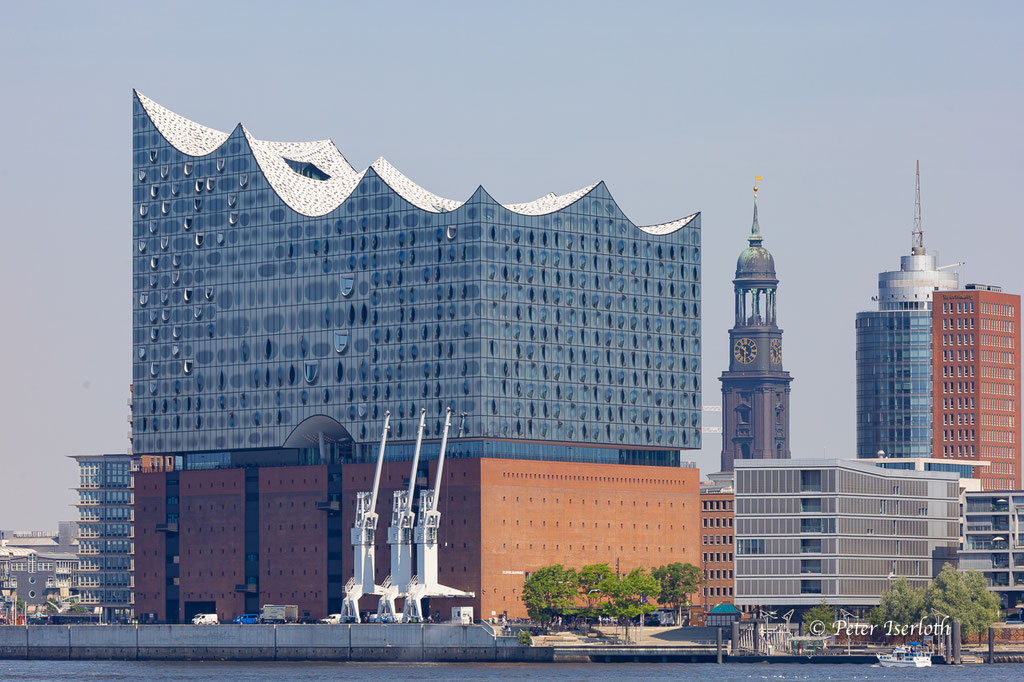 Elbphilharmonie und Michel, Hamburg, Deutschland