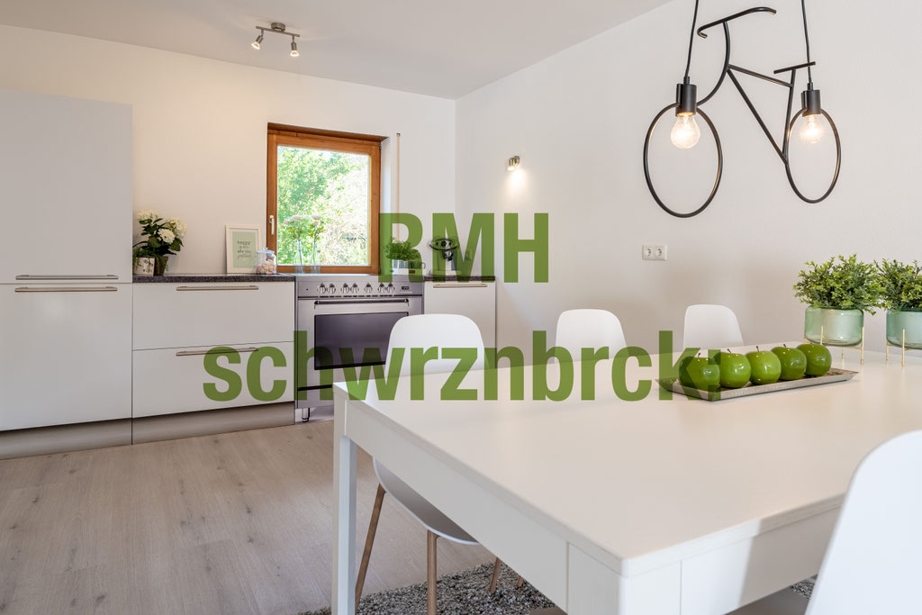 Weiße Küchenzeile und Tisch - Schwarzenbruck