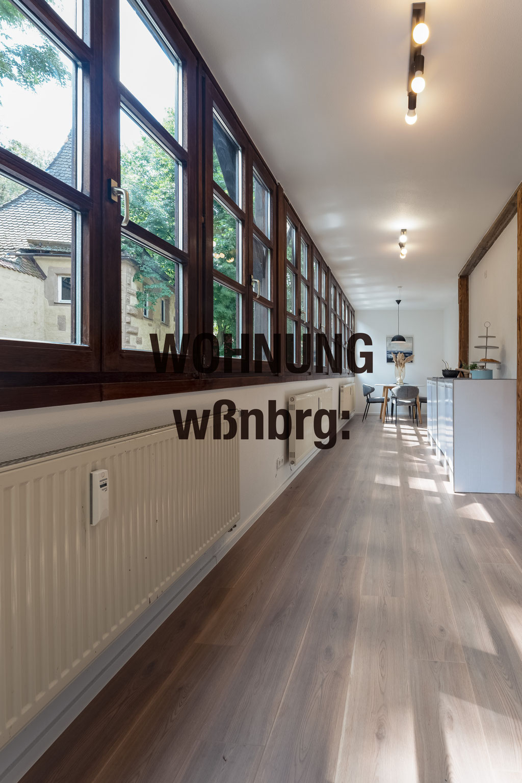 Lange Fensterfassade im historischen Fachwerk in Weißenburg