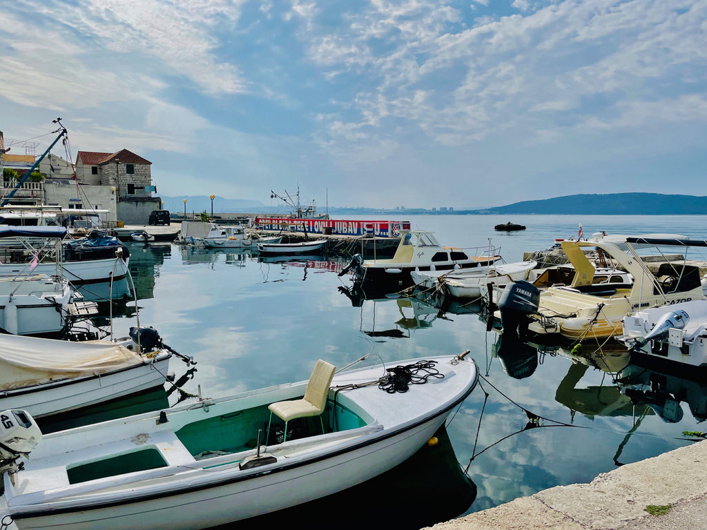 Spiegelglattes Wasser im Hafen von Kaštela
