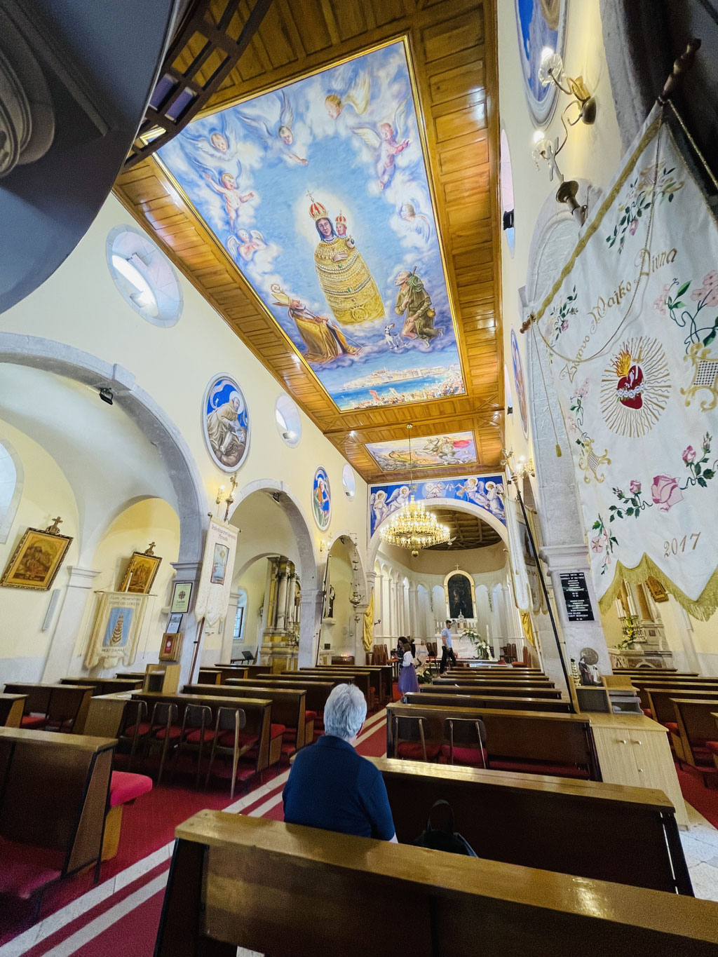 Deckengemälde mit Hund in der Kirche Sankt Georg in Primosten 