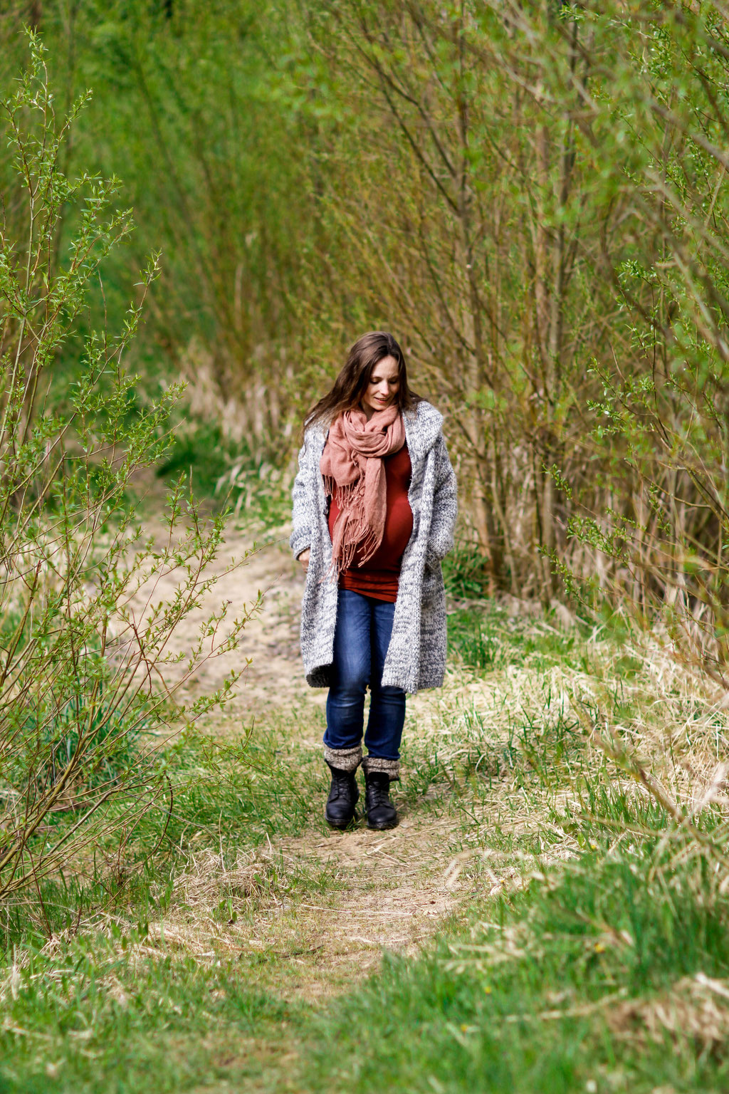 Schwangerschaftsshooting in Neubrandenburg mit Jenny, Christopher & Carl| Wald| Baum| Natur| Weg| Blumen| rot| schwanger| Familie| Greifswald| Hendrikje Richert Fotografie