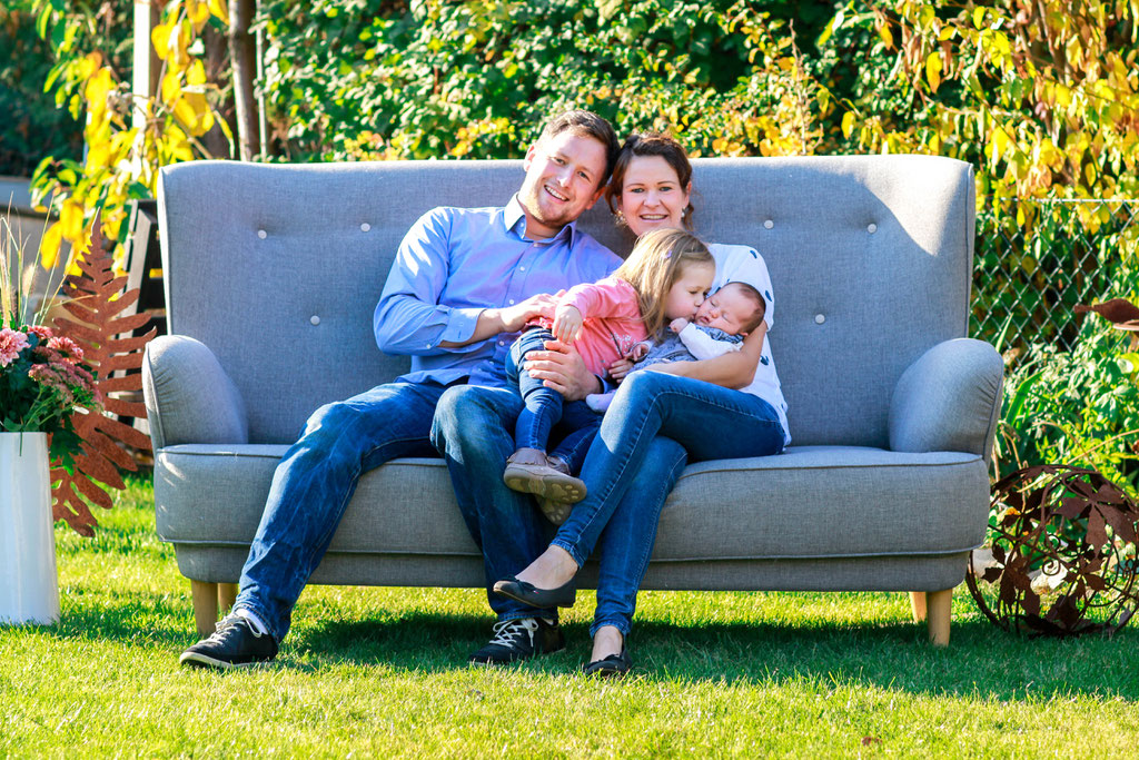 Familien| Hendrikje Richert Fotografie| Home Shooting outdoor, Garten, Baby, Geschwister, Couch