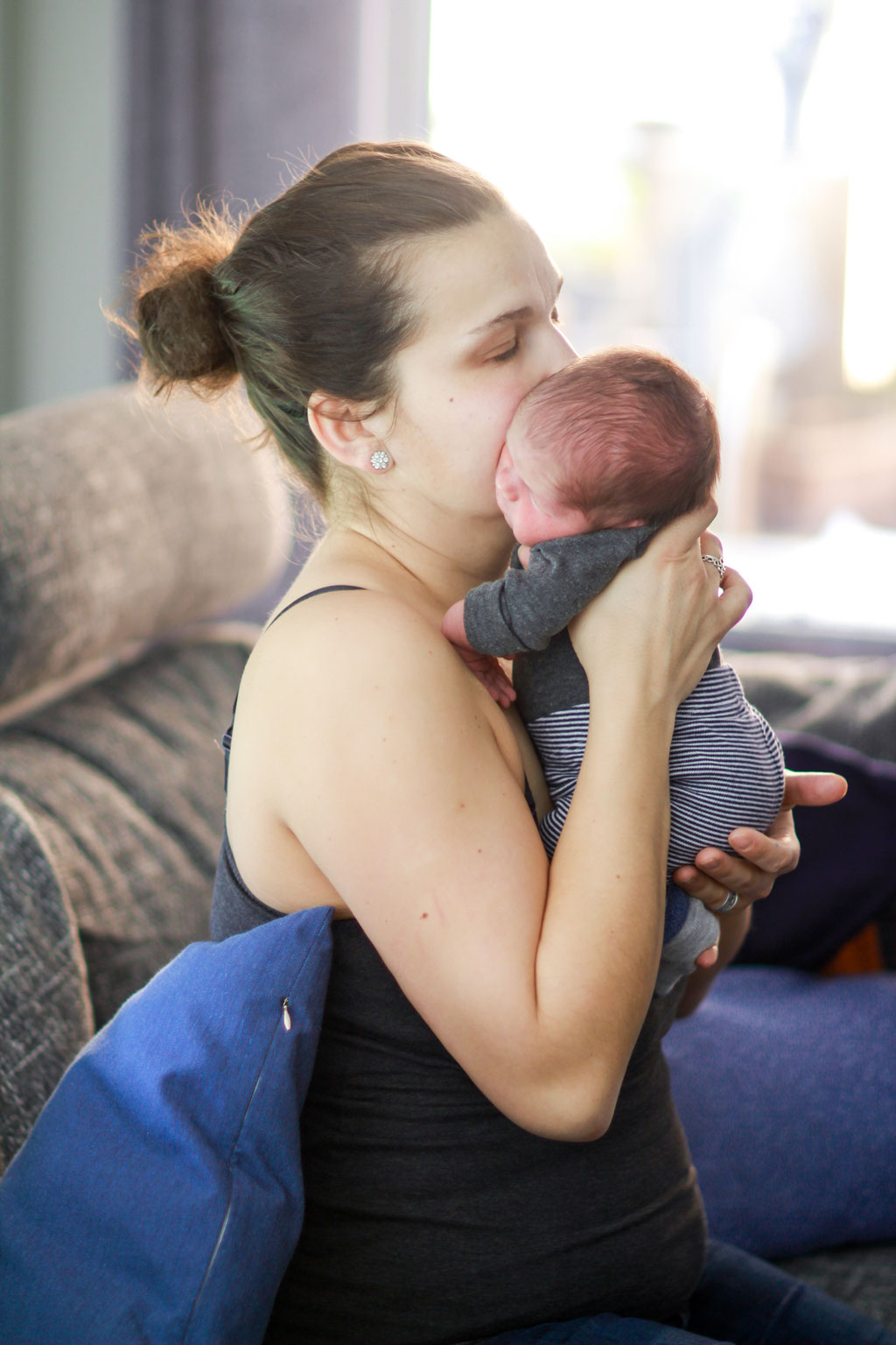 Mutter und Baby| Mutter und Sohn| Newborn Shooting| Home Shooting| 7 Tage alt| Gegenlicht| Greifswald| Hendrikje Richert Fotografie