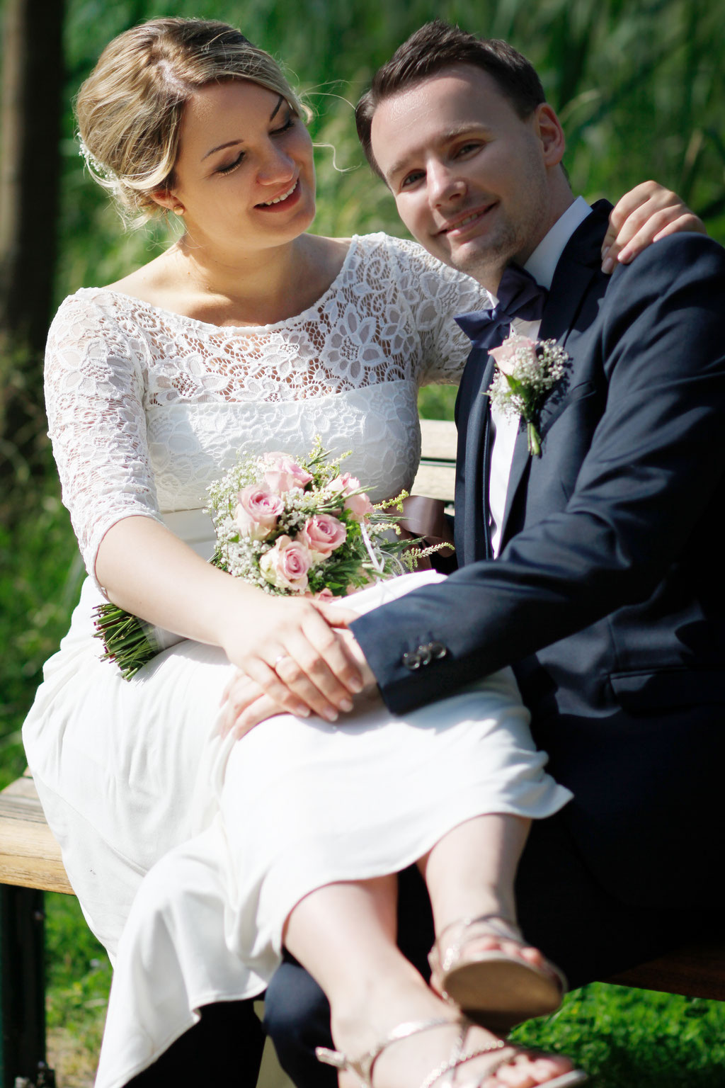 Die Hochzeit von Caro und Marcel auf dem Trausteg in Feldberg| Trauung| Wedding| Braut| Bräutigam| Ehe| Ehering| Fliege| Blumen| Lächeln| Mecklenburg- Vorpommern| Neubrandenburg| Greifswald| Hendrikje Richert Fotografie 