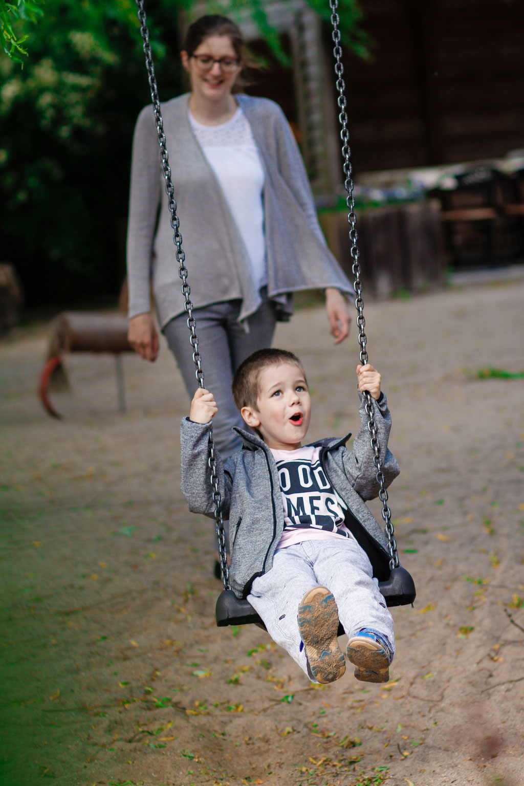 Familienshooting im Tierpark in Greifswald mit Jessy, Emil und Emmi| Lachen| Fröhlich| Baby| Geschwister| spielen| Ostsee| Neubrandenburg| Familienshooting| Portraitshooting| Hendrikje Richert Fotografie