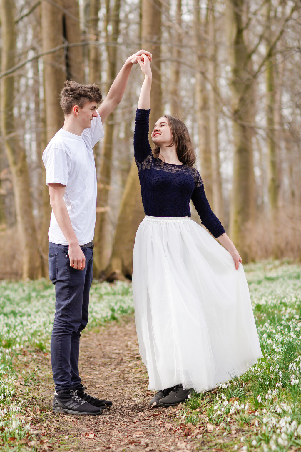 Shooting auf der Schneeglöckchenwiese mit Mareike& Ben| Hendrikje Richert Fotografie| Wiese| outdoor| Paar| Liebe| Wald| Paarshooting| Paarfotografie