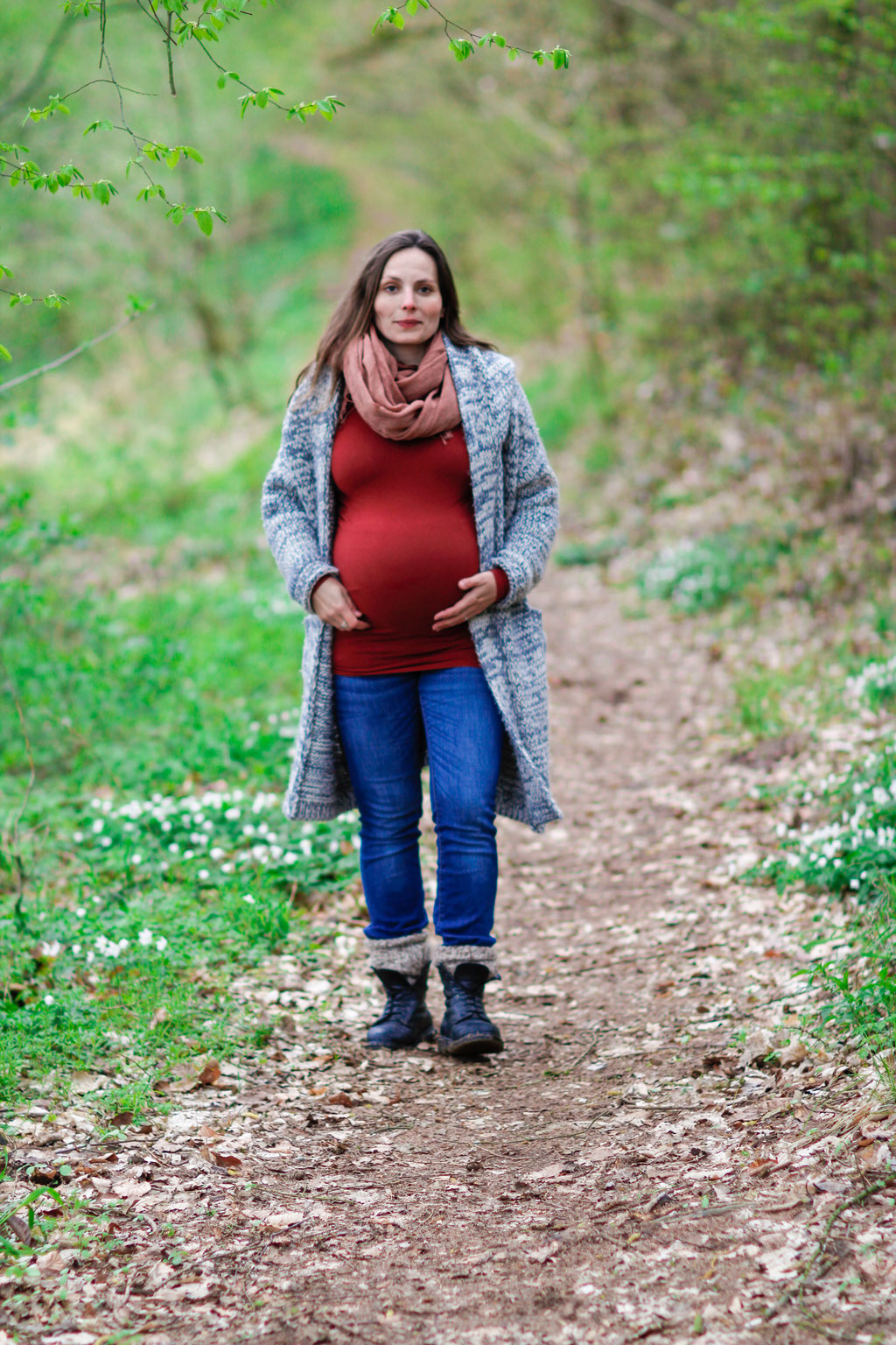 Schwangerschaftsshooting in Neubrandenburg mit Jenny, Christopher & Carl| Wald| Baum| Natur| Weg| Blumen| rot| schwanger| Familie| Greifswald| Hendrikje Richert Fotografie