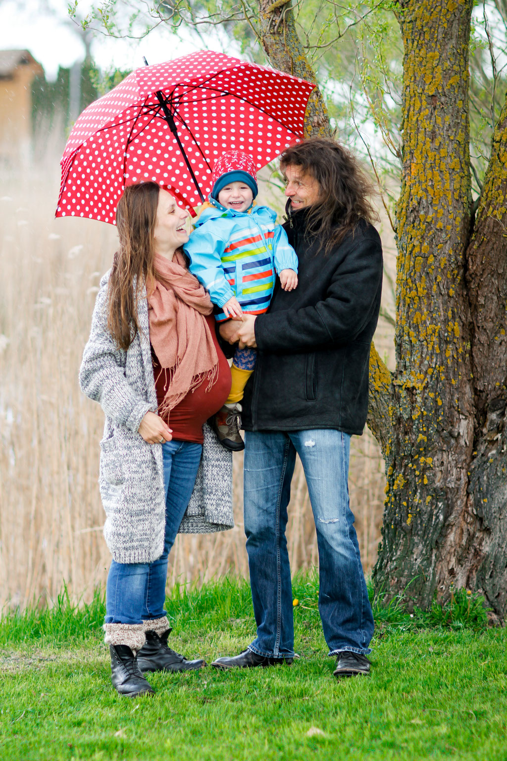 Schwangerschaftsshooting in Neubrandenburg mit Jenny, Christopher & Carl| Familie| Kind| Teich| Schilf| Freude| Regen| Regenschirm| Natur| Lächeln| schwanger| Familie| Greifswald| Hendrikje Richert Fotografie