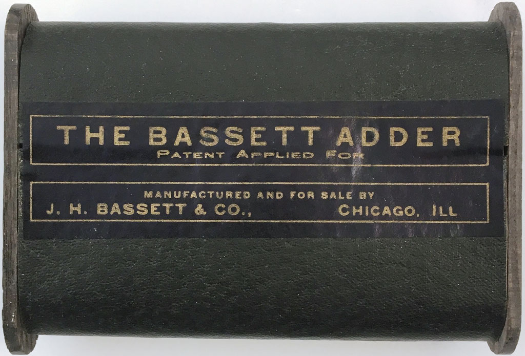 Reverso THE BASSETT Adder Nº 1, patent applied for, fabricado por J. H. Bassett & Co. (Chicago, Illinois, EE. UU.), 