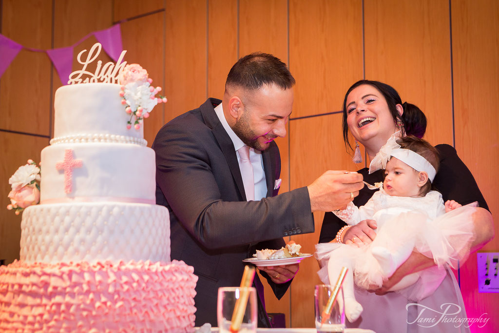 Familienfoto mit Eltern, getaufter Tochter und Tauftorte bei der Feier in Heidenheim an der Brenz
