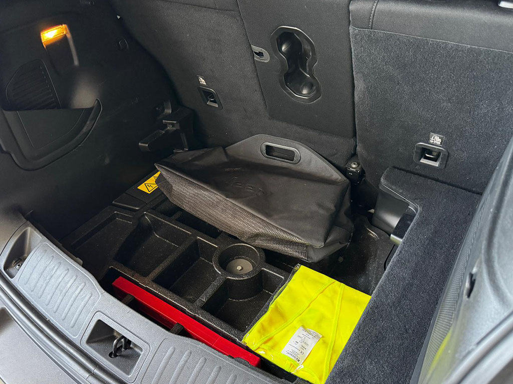 jeep renegade phev 4xe plug-in hybrid falso pianale di appoggio piatto