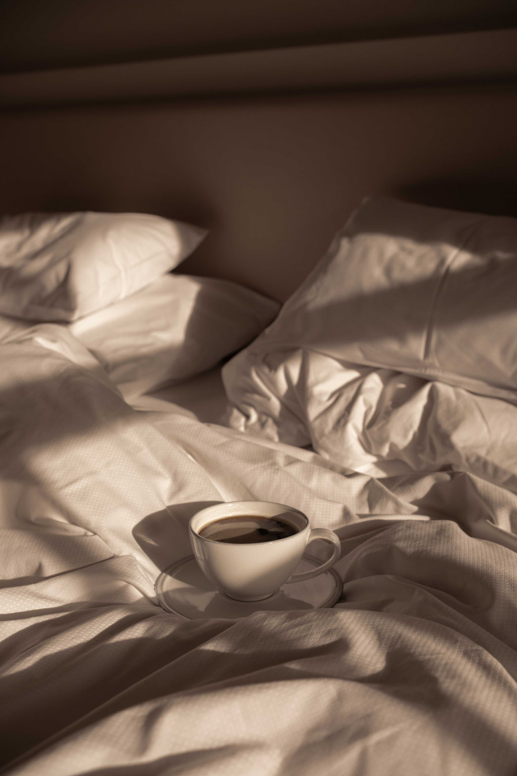 Kaffee im Bett bei Sonnenschein