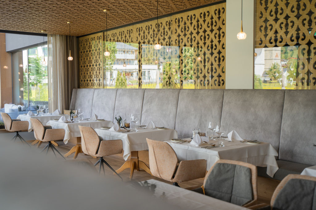 A modern restaurant at the Hochkönigin Wellness Hotel in Maria Alm, Salzburg, with views of Maria Alm and the Hochkönig massif