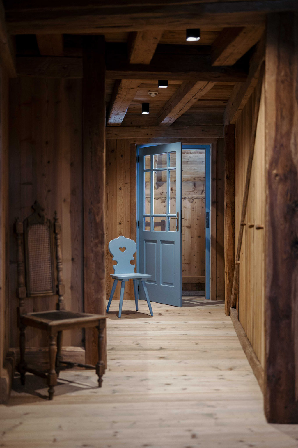 Hausgang in der Ciasa Somuer in Enneberg mit historischen Holzwänden • Member of Mountain Hideaways ©Marika Unterladstätter