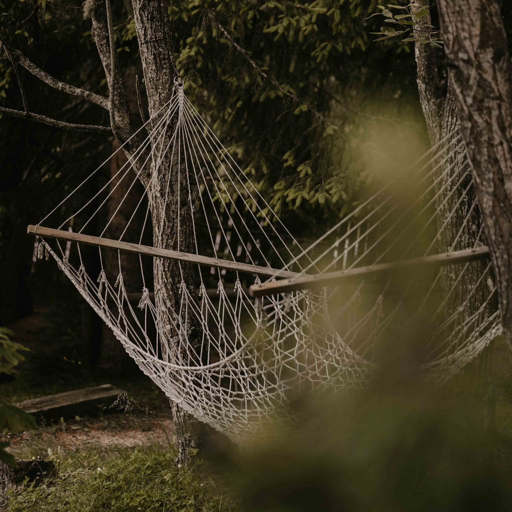 Hängematte im Wald beim Hotel Tann am Ritten in Südtirol – ruhiger Rückzugsort zum Entspannen in der Natur.