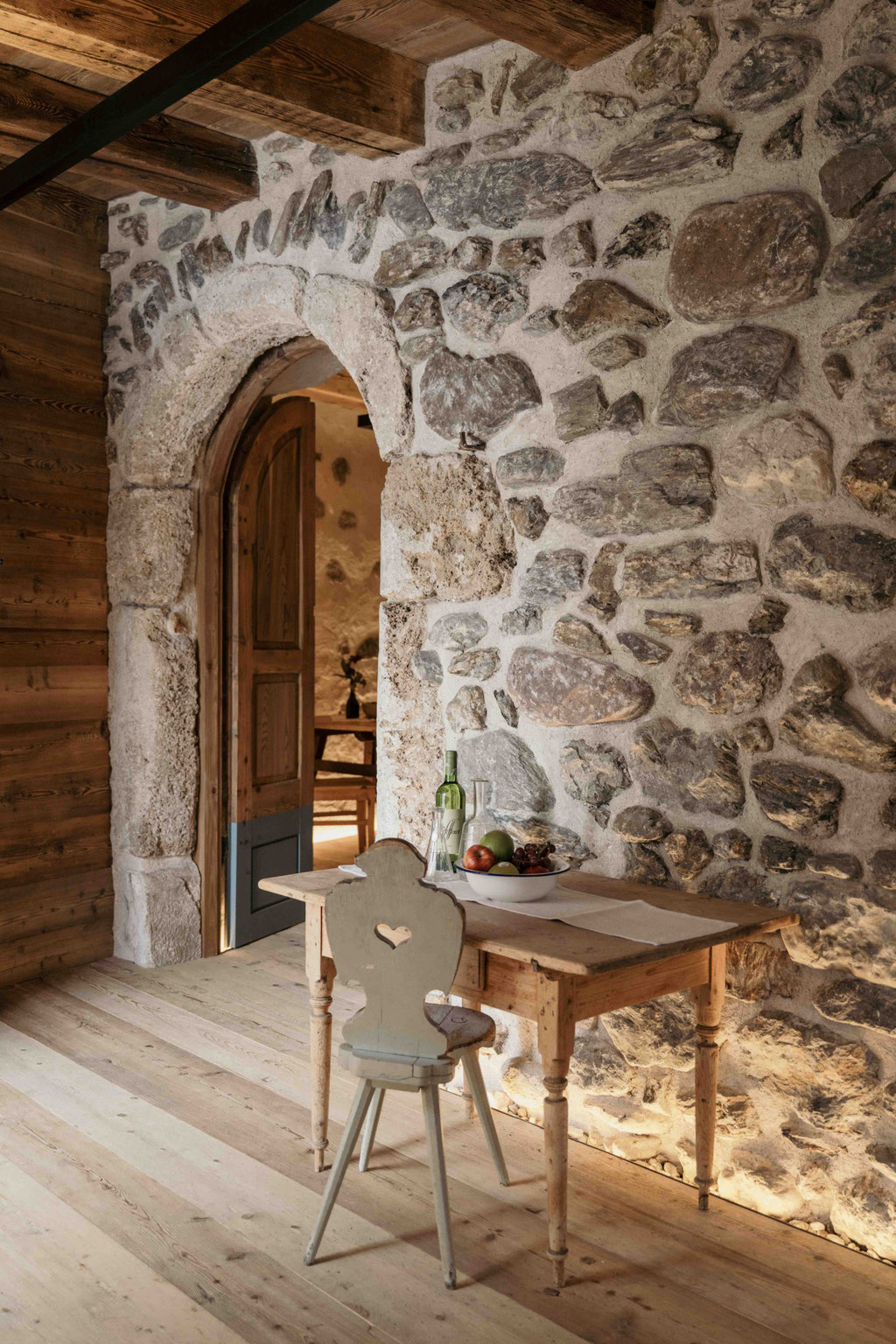 Restaurant Ciasa Somür in historischen Steinmauern in den Dolomiten • Member of Mountain Hideaways ©Marika Unterladstätter