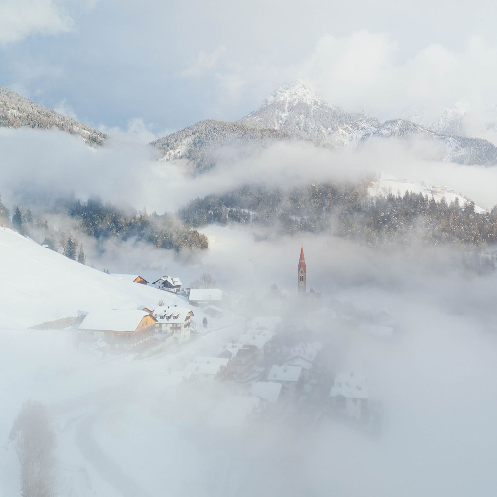 Luftaufnahme vom Bergdorf Enneberg im Gadertal ©Marika Unterladstätter