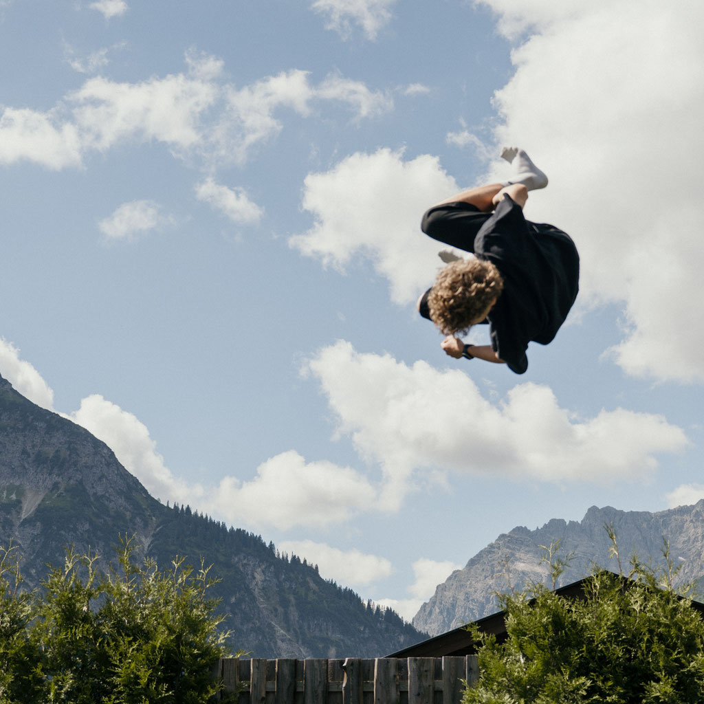 WALSER ART • Where Alpine Soul Meets Space to Breathe | Apartment hideaway in Austria’s secluded Kleinwalsertal • Member of Mountain Hideaways • ©MarikaUnterladstätter